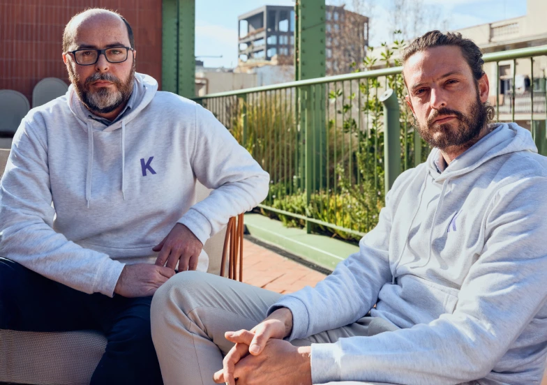 Compañeros de Kintai en la terraza de la oficina